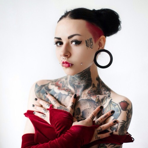 Piercing vintage glamour tinder